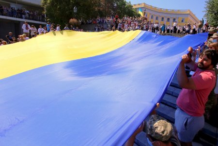 На Потемкинской лестнице развернули национальный флаг (фоторепортаж)