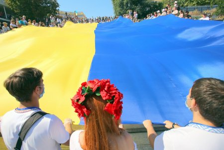 На Потемкинской лестнице развернули национальный флаг (фоторепортаж)
