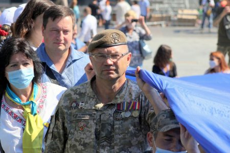 На Потемкинской лестнице развернули национальный флаг (фоторепортаж)