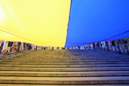 На Потемкинской лестнице развернули национальный флаг (фоторепортаж)
