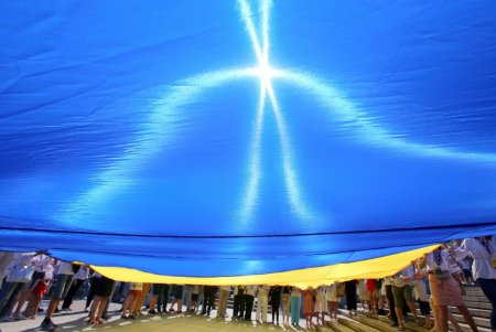 На Потемкинской лестнице развернули национальный флаг (фоторепортаж)
