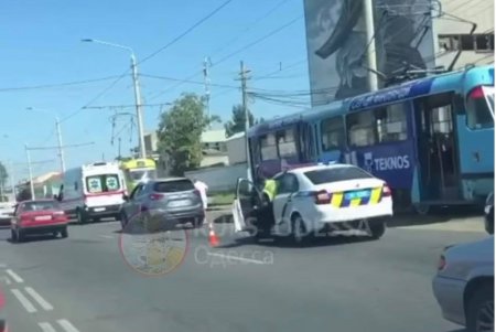 На Николаевской дороге легковушка врезалась в трамвай и вылетела на встречку (фото)