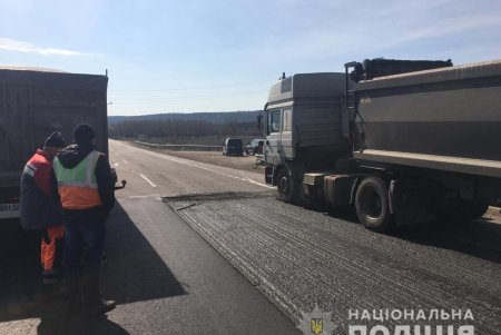 Смертельные аварии на Киевской трассе: столкнулись две легковушки, а грузовик наехал на работников дорожной службы (фото)