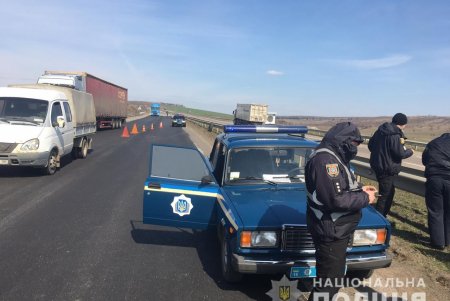 Смертельные аварии на Киевской трассе: столкнулись две легковушки, а грузовик наехал на работников дорожной службы (фото)