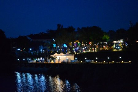 Парк с прудом, подсветкой и скульптурами обустроили в Доброславе (фото)