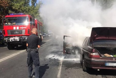 На Академика Заболотного горело авто, в котором могла взорваться газовая установка