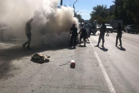 На Академика Заболотного горело авто, в котором могла взорваться газовая установка