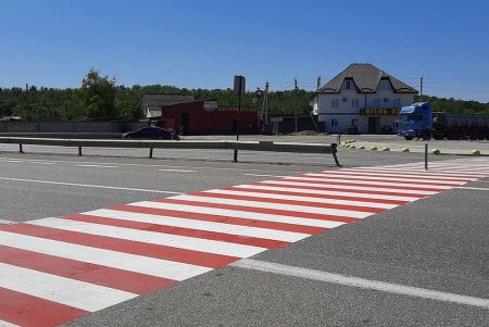На трассе Одесса-Киев появились новые дорожные знаки, барьерное ограждение и шумовые полосы (фото)