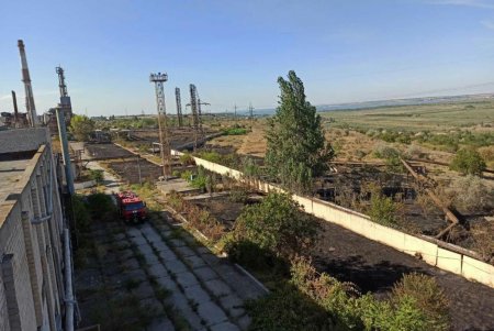 На территории нефтеперерабатывающего завода на Шкодовой горе спасатели тушили масштабное возгорание (фото)