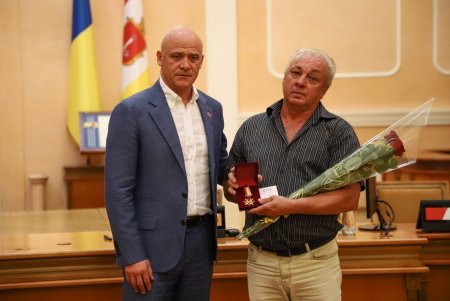 Мэр Одессы вручил почетные награды ликвидаторам пожара на Троицкой (фото)