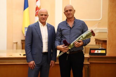 Мэр Одессы вручил почетные награды ликвидаторам пожара на Троицкой (фото)
