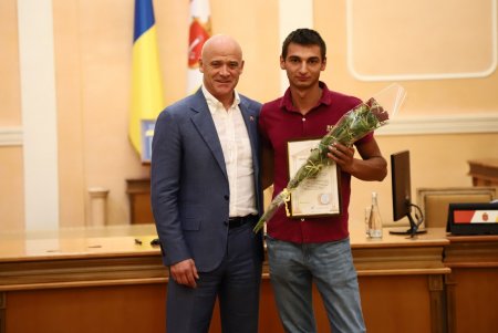 Мэр Одессы вручил почетные награды ликвидаторам пожара на Троицкой (фото)