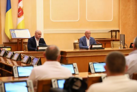Мэр Одессы вручил почетные награды ликвидаторам пожара на Троицкой (фото)