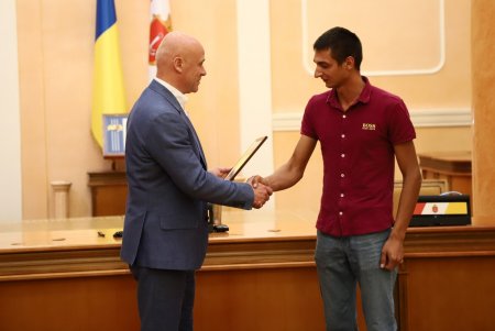 Мэр Одессы вручил почетные награды ликвидаторам пожара на Троицкой (фото)