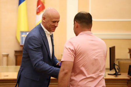 Мэр Одессы вручил почетные награды ликвидаторам пожара на Троицкой (фото)