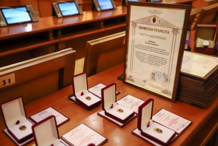 Мэр Одессы вручил почетные награды ликвидаторам пожара на Троицкой (фото)