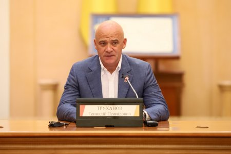 Мэр Одессы вручил почетные награды ликвидаторам пожара на Троицкой (фото)
