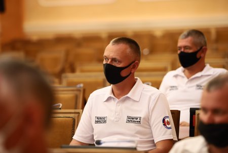 Мэр Одессы вручил почетные награды ликвидаторам пожара на Троицкой (фото)