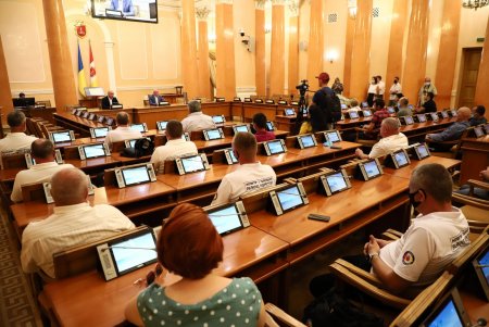 Мэр Одессы вручил почетные награды ликвидаторам пожара на Троицкой (фото)