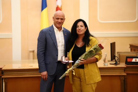 Мэр Одессы вручил почетные награды ликвидаторам пожара на Троицкой (фото)