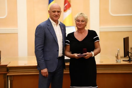 Мэр Одессы вручил почетные награды ликвидаторам пожара на Троицкой (фото)