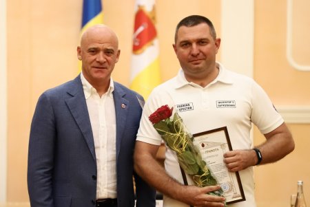 Мэр Одессы вручил почетные награды ликвидаторам пожара на Троицкой (фото)