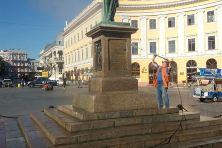 Коммунальщики помыли Потемкинскую лестницу и памятник Дюку де Ришелье (фото)