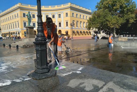 Коммунальщики помыли Потемкинскую лестницу и памятник Дюку де Ришелье (фото)