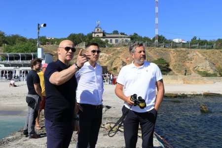 Начаты работы по поднятию танкера Delfi на ровный киль (фоторепортаж)