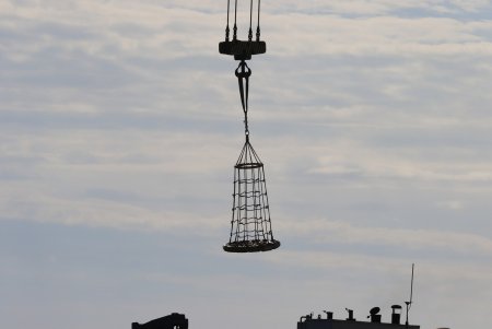 Начаты работы по поднятию танкера Delfi на ровный киль (фоторепортаж)
