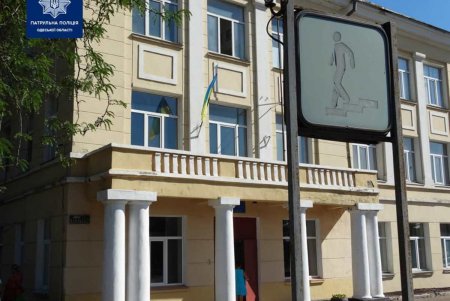 Полицейские проверяют состояние дорог возле местных школ – разметку, исправность светофоров (фото)