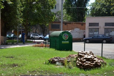 Во дворе общежития КП «Одесгорэлектротранс» дети играют в трамвайном вагоне (фото)