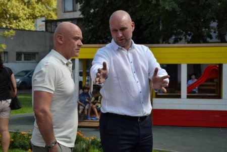 Во дворе общежития КП «Одесгорэлектротранс» дети играют в трамвайном вагоне (фото)