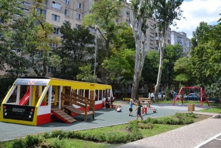 Во дворе общежития КП «Одесгорэлектротранс» дети играют в трамвайном вагоне (фото)