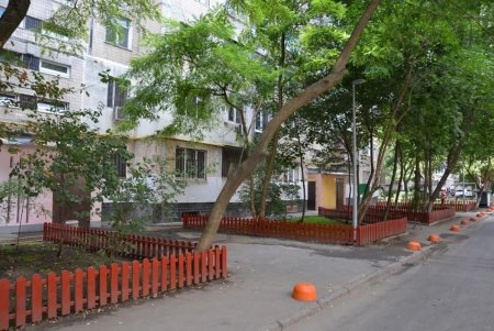 Во дворе общежития КП «Одесгорэлектротранс» дети играют в трамвайном вагоне (фото)