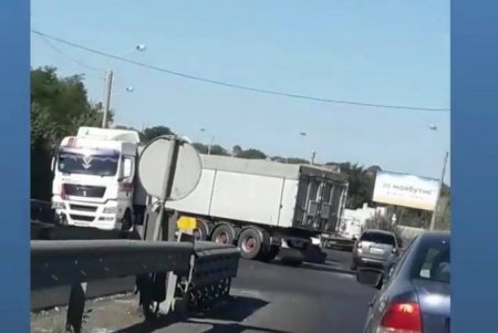 ДТП на Объездной дороге: одного из водителей доставали спасатели (фото)