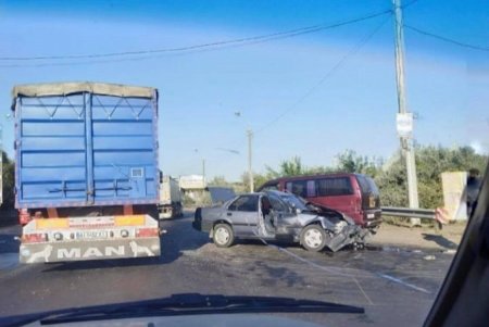 ДТП на Объездной дороге: одного из водителей доставали спасатели (фото)
