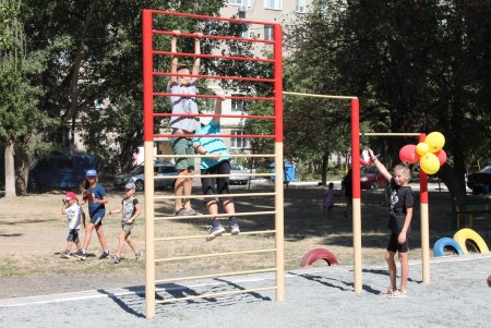 На поселке Котовского открыли игровые площадки и устроили для детей масштабный праздник (фото)