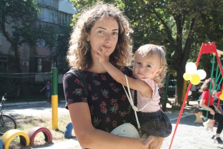 На поселке Котовского открыли игровые площадки и устроили для детей масштабный праздник (фото)