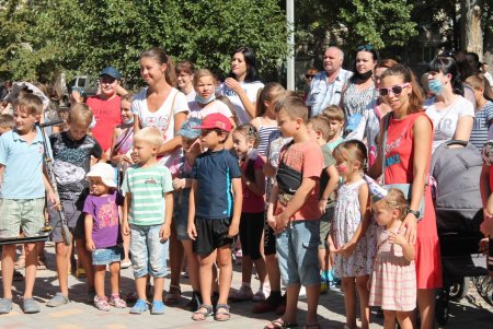 На поселке Котовского открыли игровые площадки и устроили для детей масштабный праздник (фото)