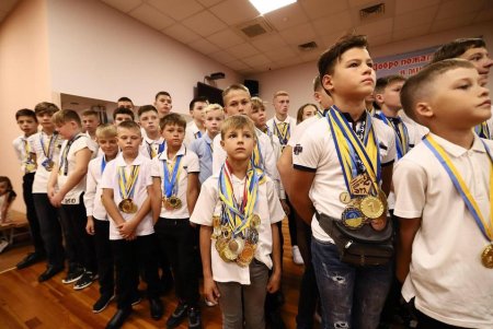 Мэр Одессы провел экскурсию по городу 12-летнему Максиму Ткачуку, которому аннулировали заявку в национальном отборе на детское «Евровидение»