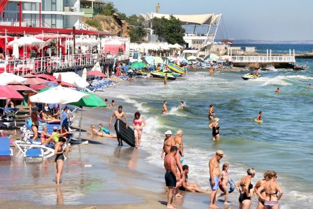 Последние выходные лета: одесситы купаются и загорают на пляже в Аркадии (фоторепортаж)