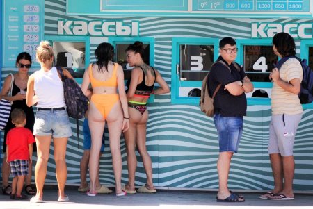 Последние выходные лета: одесситы купаются и загорают на пляже в Аркадии (фоторепортаж)