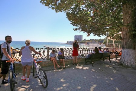 Последние выходные лета: одесситы купаются и загорают на пляже в Аркадии (фоторепортаж)
