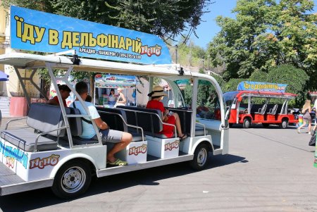 Последние выходные лета: одесситы купаются и загорают на пляже в Аркадии (фоторепортаж)
