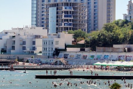 Последние выходные лета: одесситы купаются и загорают на пляже в Аркадии (фоторепортаж)