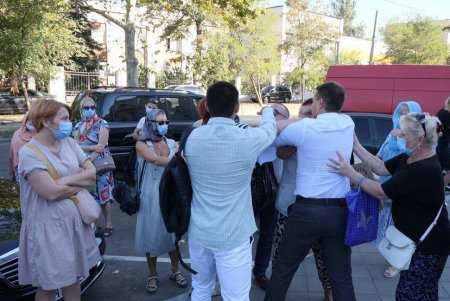 Охранники применили силу к участникам акции протеста у церковно-приходской школы (фото)