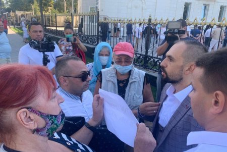 Охранники применили силу к участникам акции протеста у церковно-приходской школы (фото)