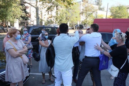 Охранники применили силу к участникам акции протеста у церковно-приходской школы (фото)