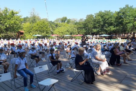 Первый звонок в Зеленом театре: город организовал яркое начало учебного года для первоклассников и выпускников (фото)